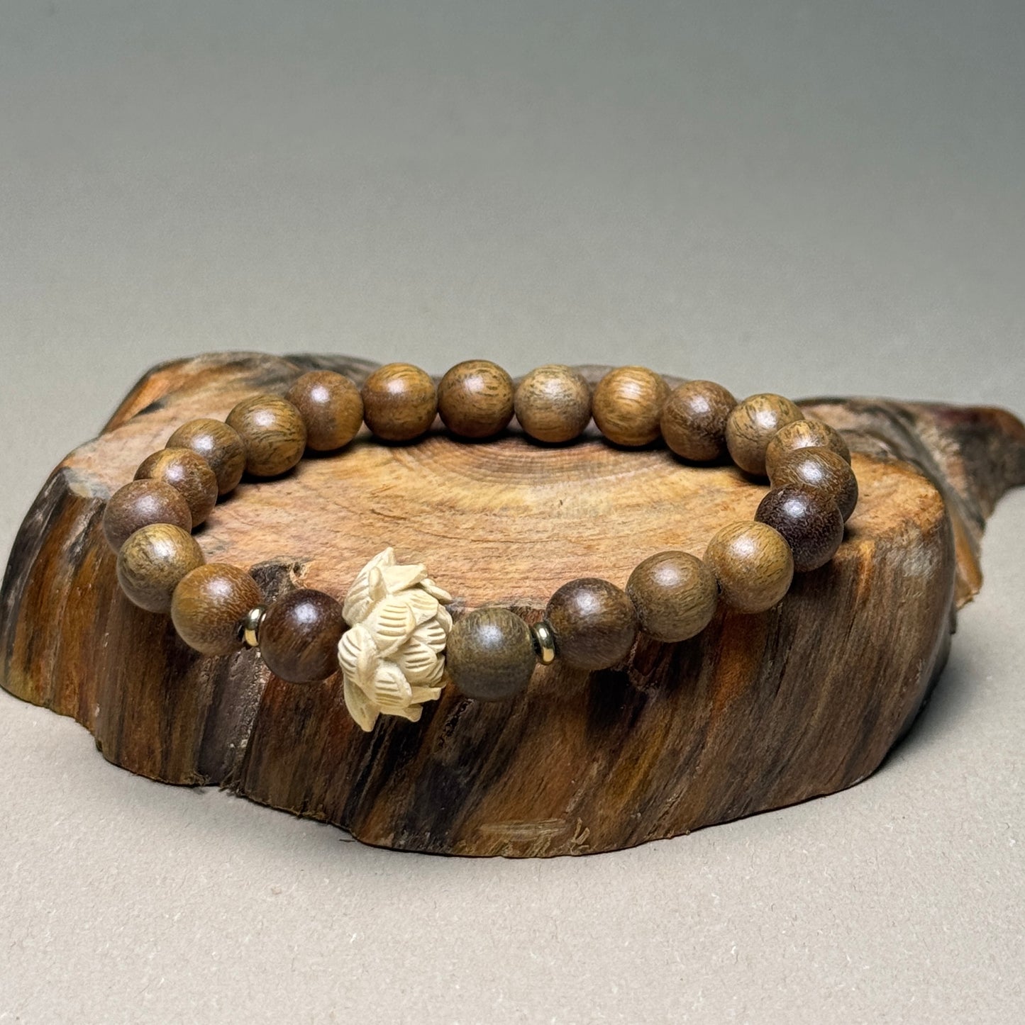Green Sandalwood Bead Lotus Pendant Bracelet